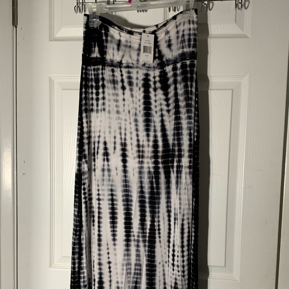 Design History Long Skirt Missy Size SMALL